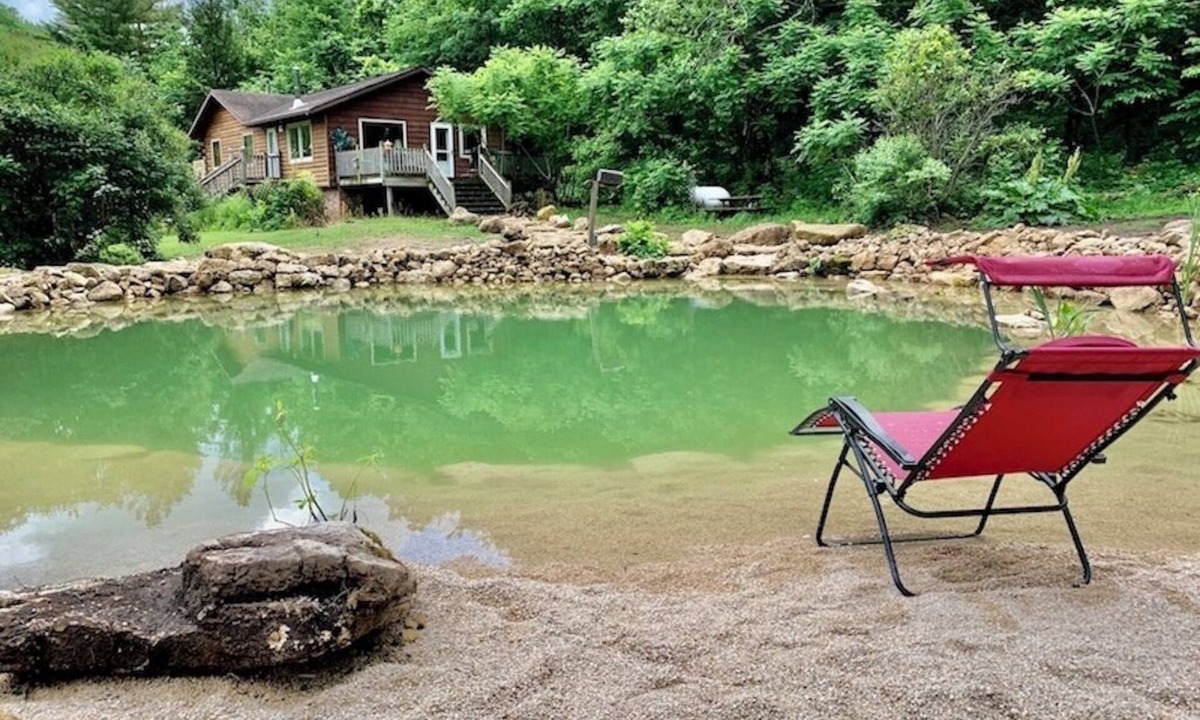 Lansing Cabin | White Pine Cabin With Swimming Pond & Hot Tub Jacuzzi