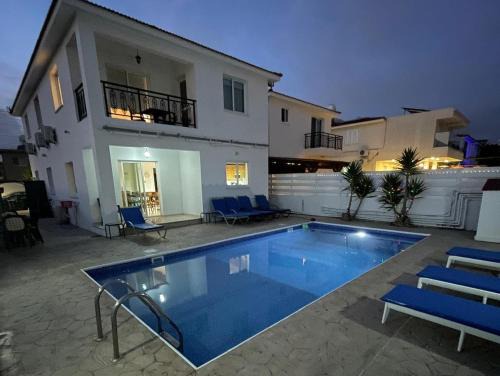 Universal Villa | White Rose Villa