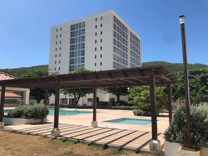 Portmore Apartment | White waves 111