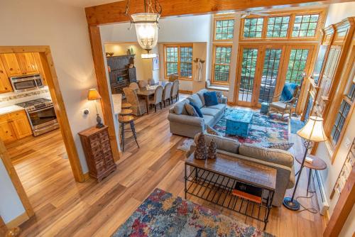 Peak 8 Apartment | White Wolf Mountain Air Townhome: Elegant Retreat