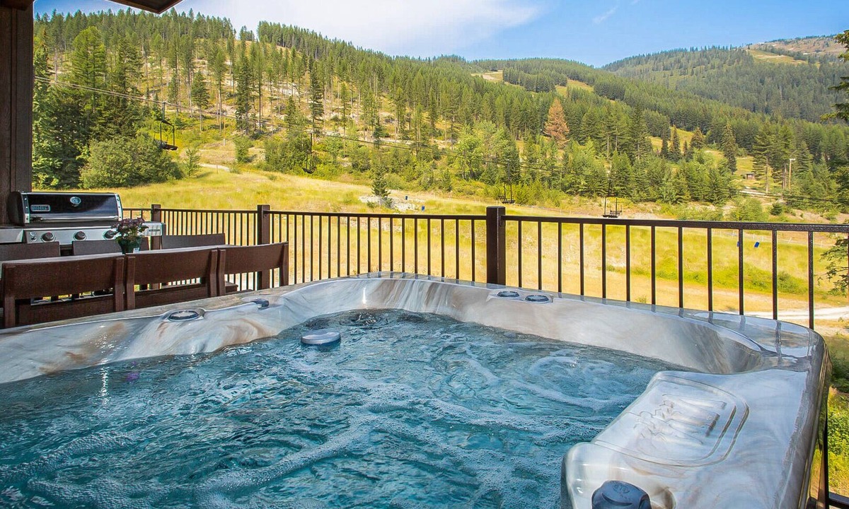 Whitefish Ski Chalet | Whitefish Luxury Chalet Private Hot Tub Sleeps 8