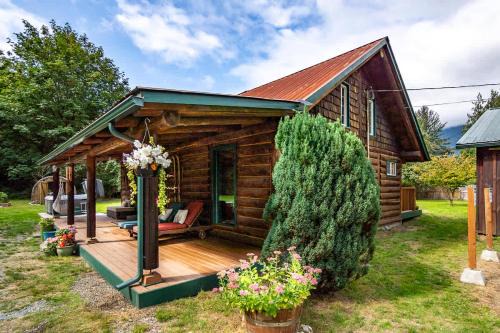 Lime Kiln House | Whitehorse Mountain Retreat - Hot tub - Fireplace