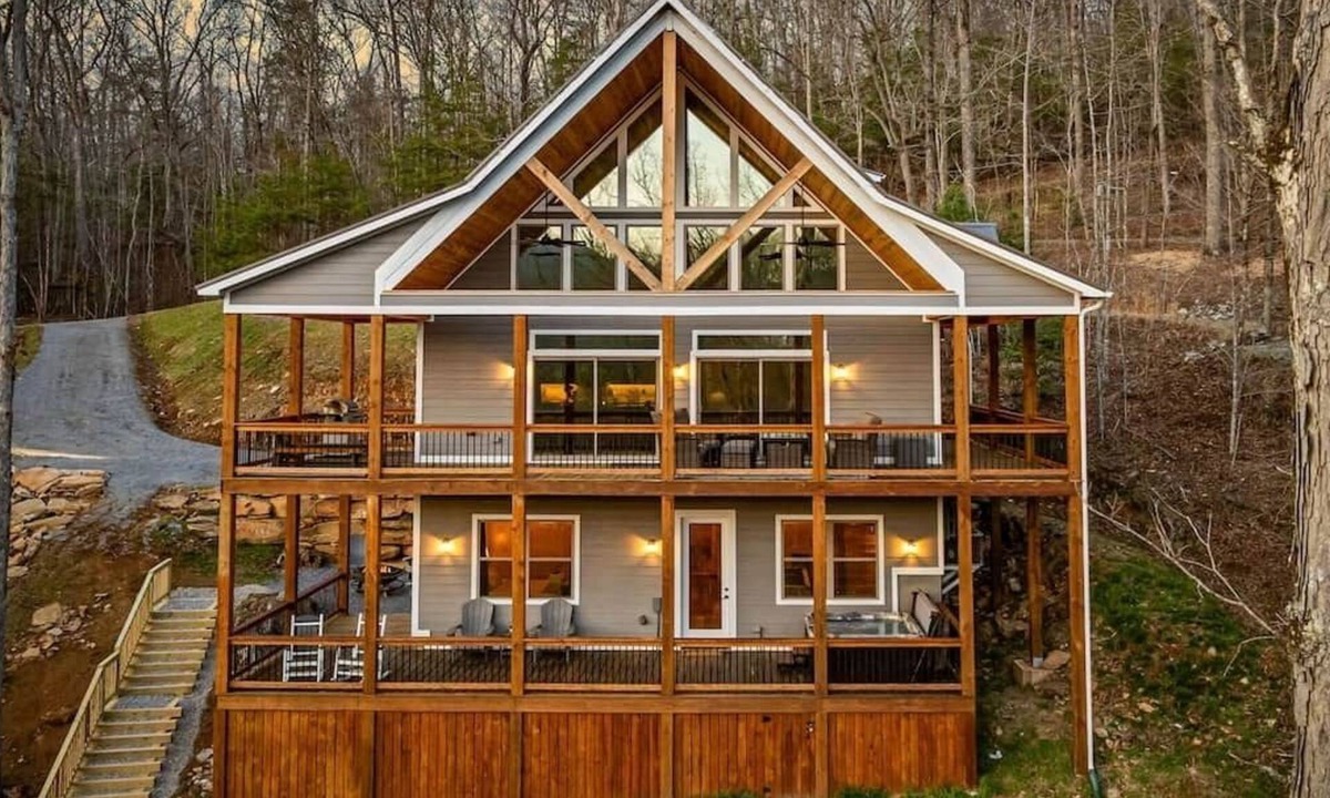 Young Harris House | Whitetail Crick; Creekfront, hot tub, theatre room, Starlink