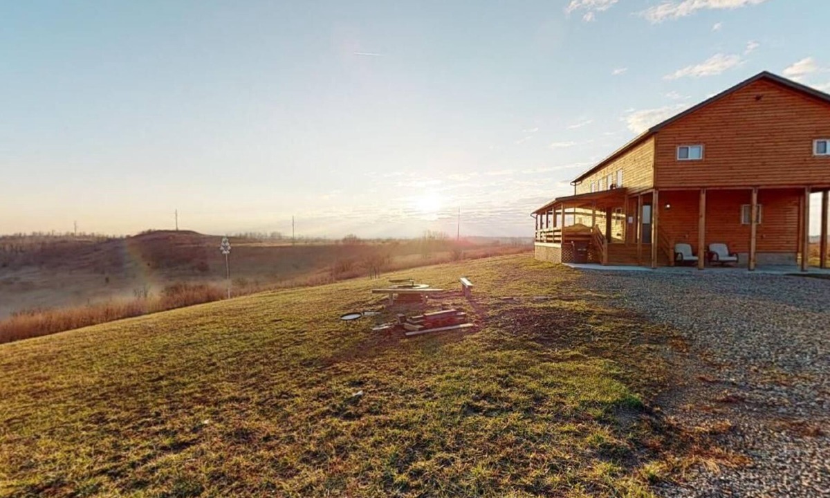 Hamden Cabin | Whitetail Haven Log Cabin on 56 Acres
