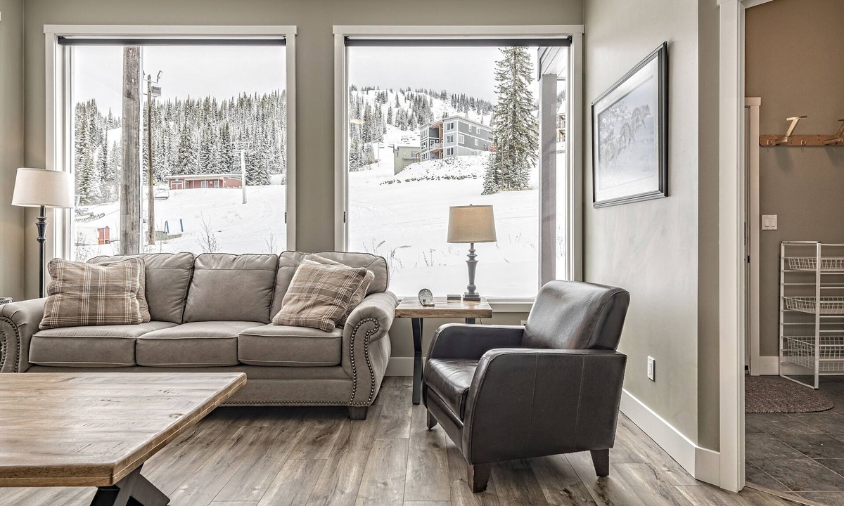 Silver Star Mountain House | Whole Home includes Suite, Private Hot Tub, Laundry, BBQ, close to village
