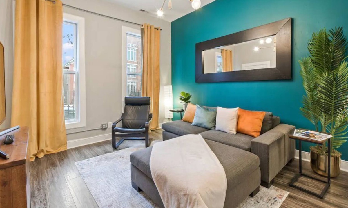 Pulaski Park Apartment | Wicker Park- Fast Internet- Dedicated Workspace