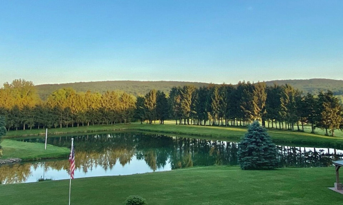 Baraboo Resort | Wicker Room near Devils lake and Wisconsin Dells