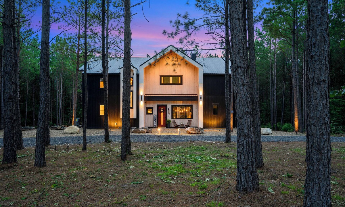 Pickens Cabin | Wild Mountain Honey – Luxe Cabin w/Hot Tub, Game Loft & Outdoor Living