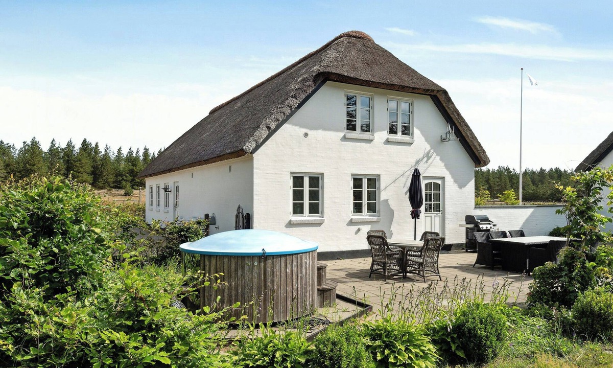 Nørklit House | Wilderness bath at thatched farm