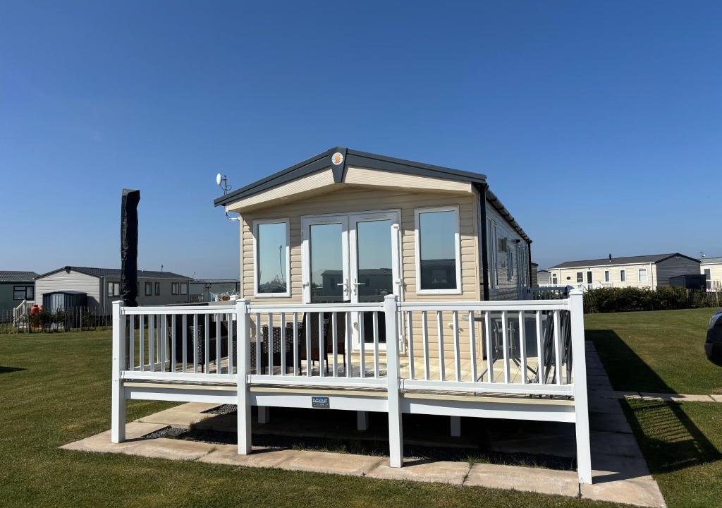 Chapel Saint Leonards Apartment | Wildflower Meadows 5 - Golden Anchor - Central Heating, Wi-Fi, bed linen - Meadow Lakes Caravan & Lodge Hire