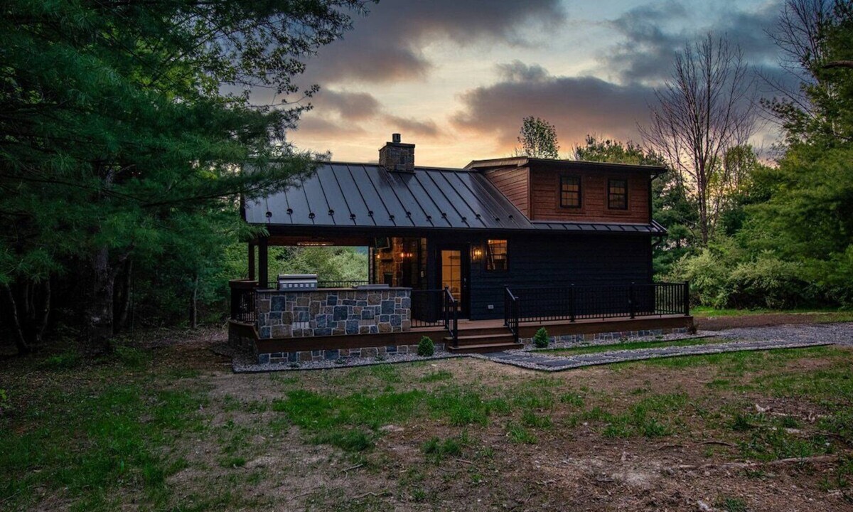 Valois Cabin | Wildwood Cabin: cozy cabin in woods,with fireplace