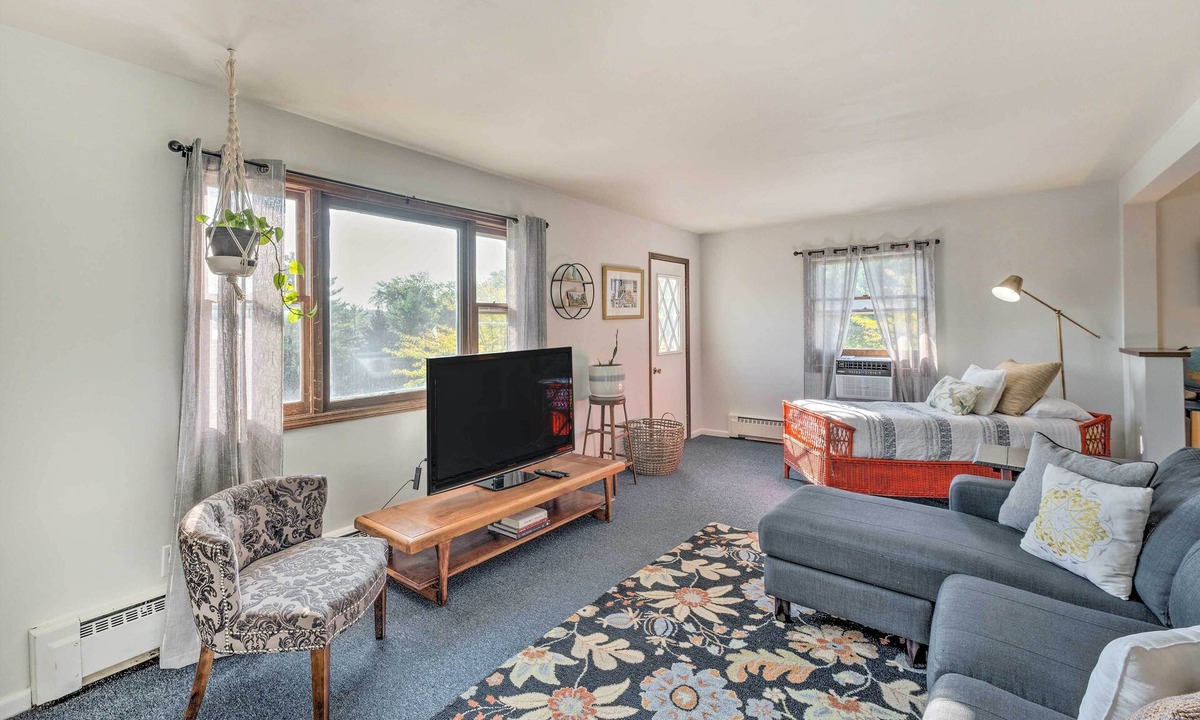 Williams Bay Apartment | Williams Bay Getaway w/Geneva Lake Views!