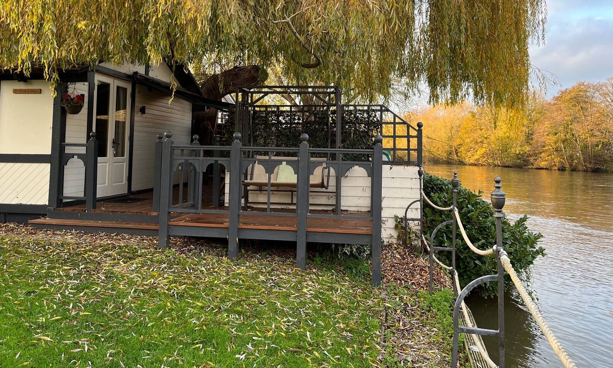 Fifield Cabin | WILLOW LODGE, romantic, with a garden in Windsor, Berkshire