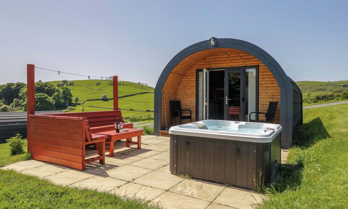 Newland Near Ulverston Cottage | WILLOW, pet friendly, with hot tub in Ulverston