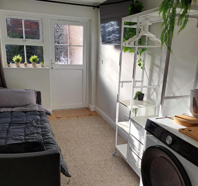 Cowley Apartment | Willow Studio - a self-contained studio w parking