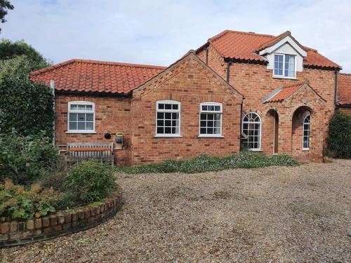 Frampton House | willow tree farm cottage with BBQ hut