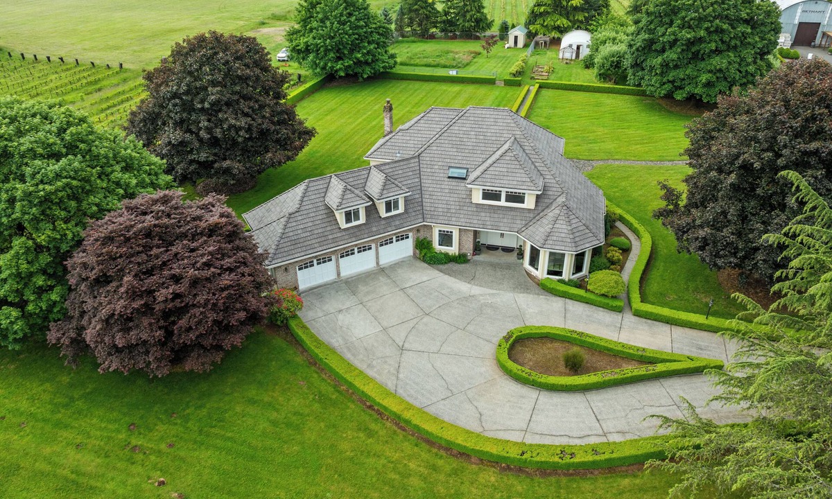 Ridgefield House | Willow & Vine- Retreat & Small Event Estate in Ridgefield, WA steps to winery