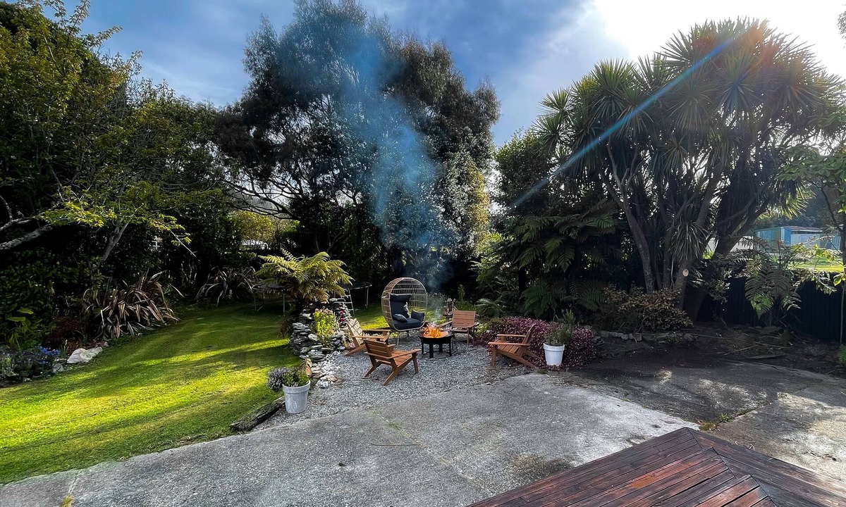Ngakawau House | Willow & Waves - Huge outdoor space & Full kitchen