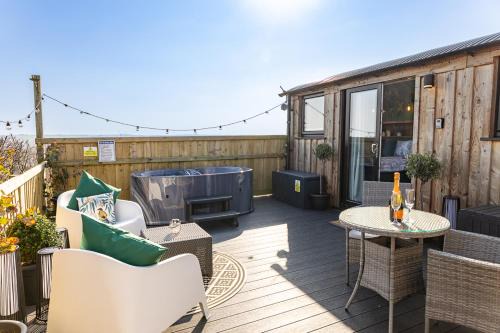 Saundersfoot Ski Chalet | Willows Rest - 1 Bed Shepherds Hut - Pentlepoir