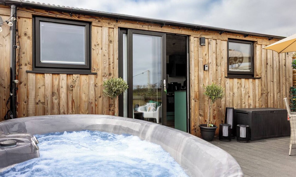 Saundersfoot Cottage | Willows Rest - 1 Bed Shepherd's Hut - Pentlepoir
