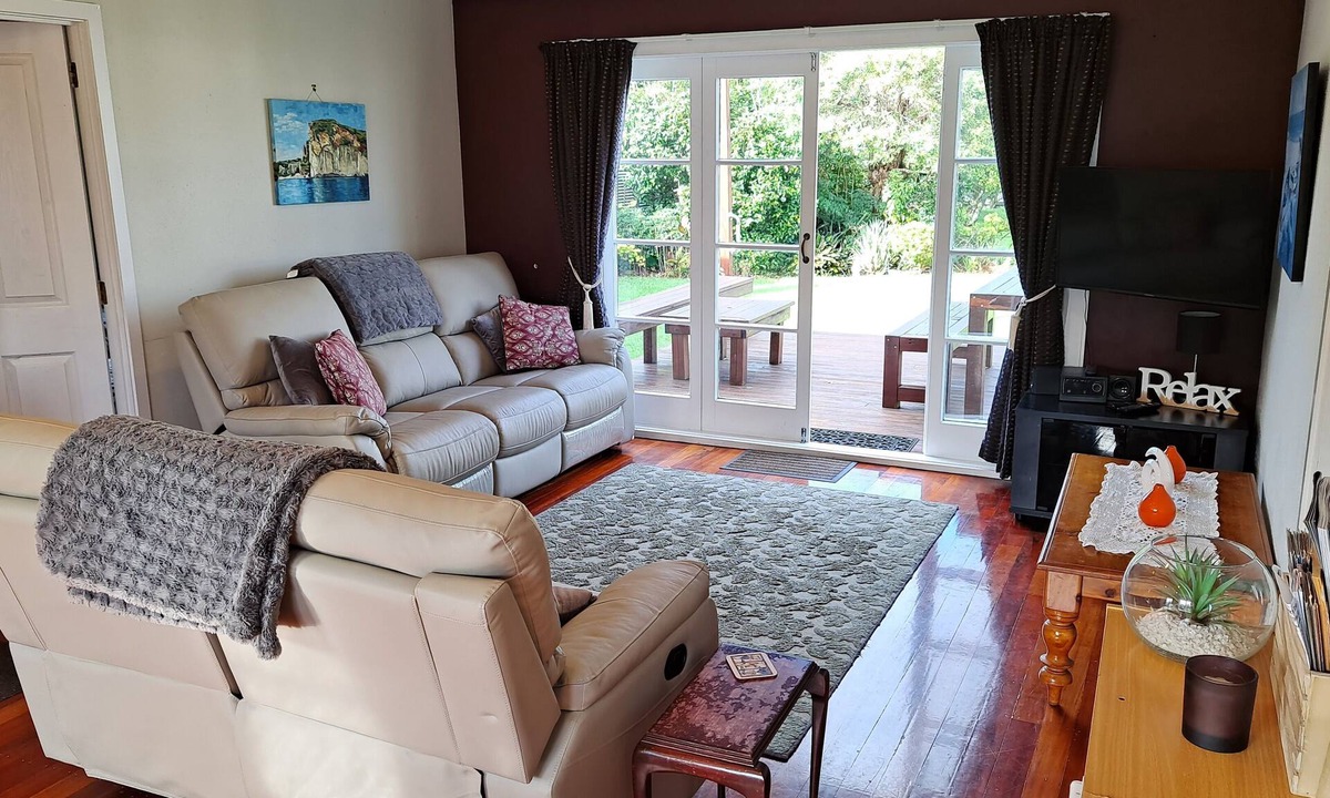 Whitianga House | Wind down on White - 3 Bedroom -big Back yard