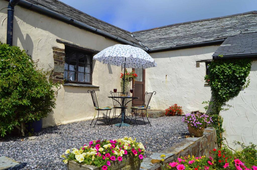 Hartland House | Windbury Cottage