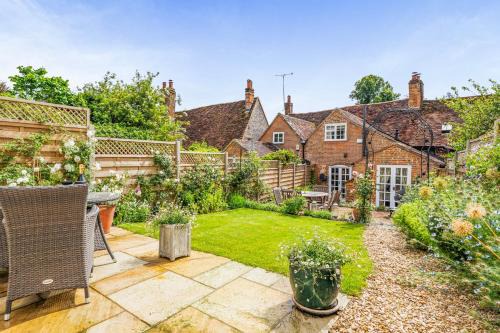 Turville House | Windmill Cottage Sleeps 4 with Enclosed Garden