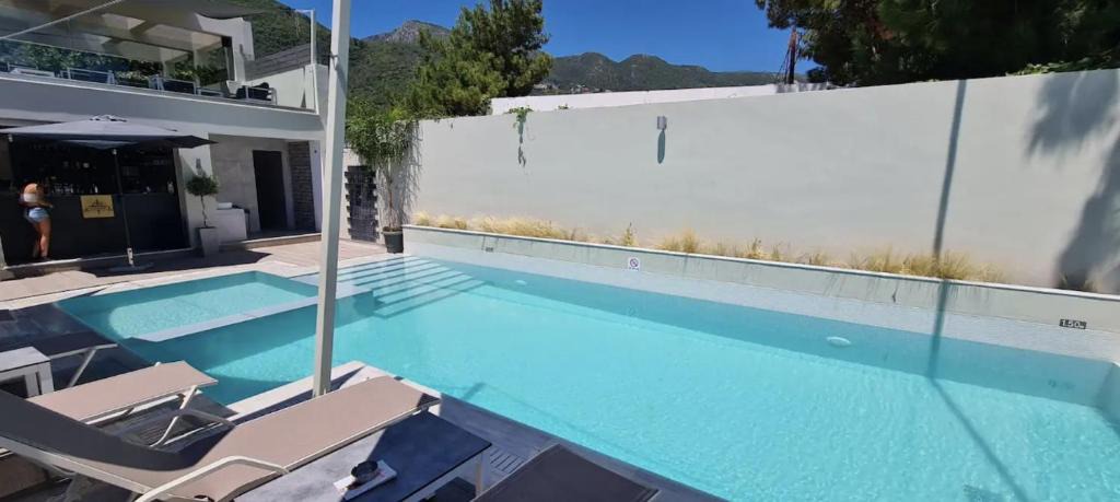 Ipsos Apartment | Windrose Apartments - Shared Pool