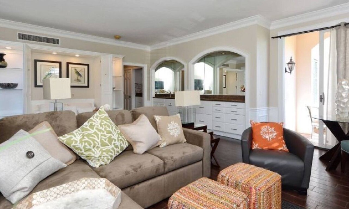 Osprey Village Apartment | Windsor Lodge Unit 10, Studio, close to the beaches, pool access
