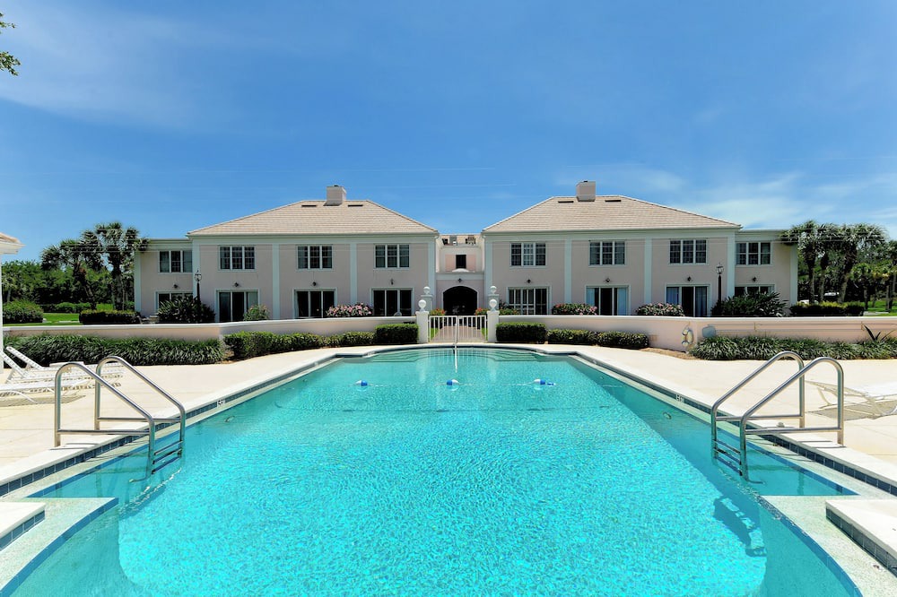 Osprey Apartment | Windsor Lodge Unit 18, studio, close to the beaches, pool access