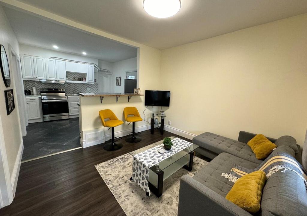 Walkerville Apartment | Windsor Retreat - Chic and Cozy 3beds and 2 Baths