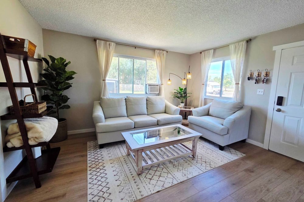 Windsor House | Windsor Wanderer | Walk to Parks, Pool, Downtown