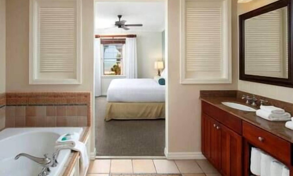 Key West Hotel | Windward Point Beachfront Resort, Hot Tub, Pool