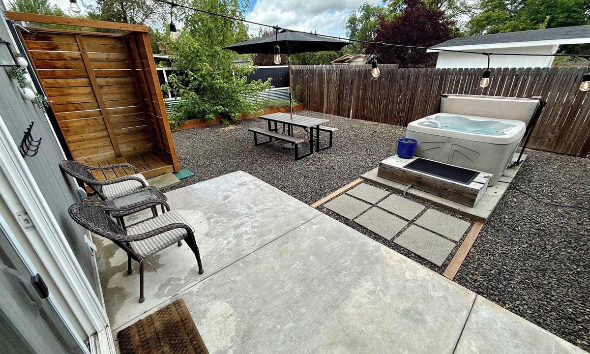 Medford House | Wine Country Hot Tub Near Jacksonville King Bed