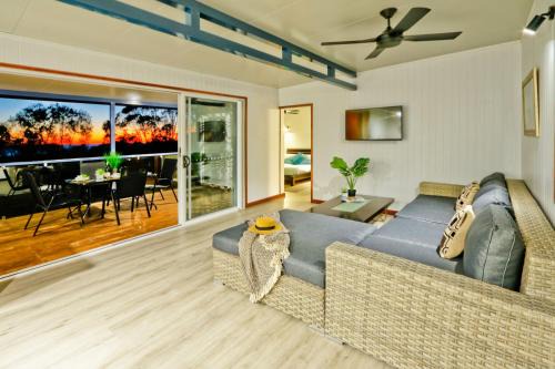 Agnes Water Ski Chalet | Wine Down