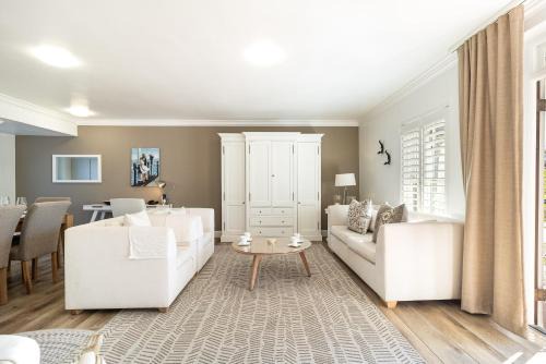 Stellenbosch Cabin | Winelands Golf Lodges 28
