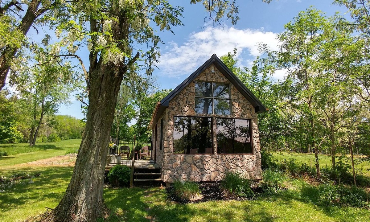 Hallsville Cabin | Winery Romantic Cabin for Two. Close to Hocking Hills with Guided Wine Tasting!