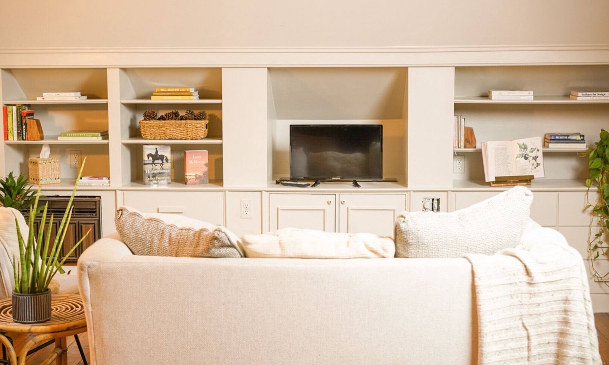 Nottingham House | Winery & Vineyard Loft with 1000+ acres of hiking. Farm with Goats & Horses