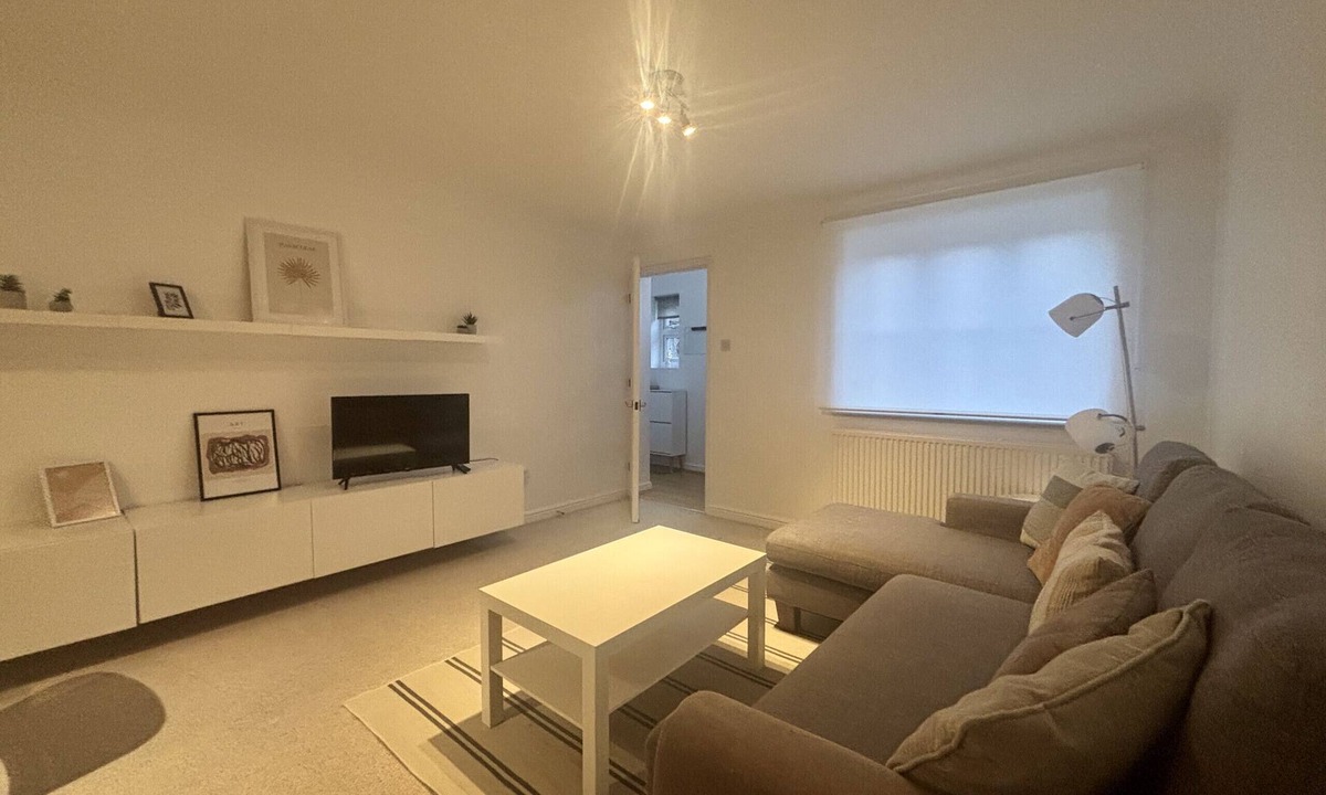 Bracknell Ski Chalet | Winkfield Charming Three-Bedroom House