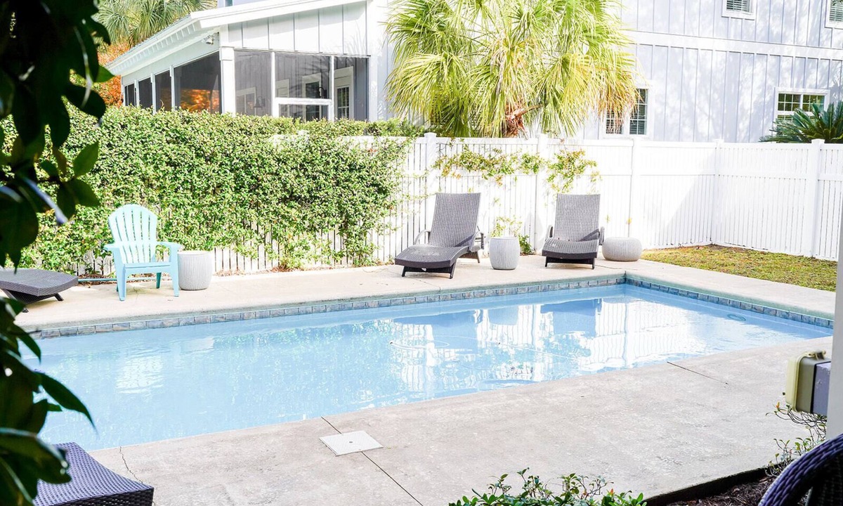 Demere Park House | Winter Special! Large family home w private pool!