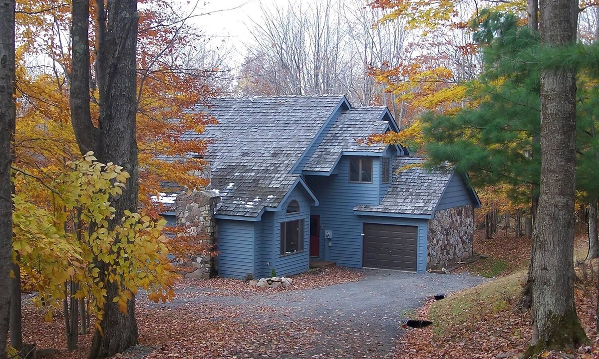 Old Timberline House | Wintercadence - 233 Ridge Road Wintercadence - Lake Privileges! Hot Tub! Open Concept Living!