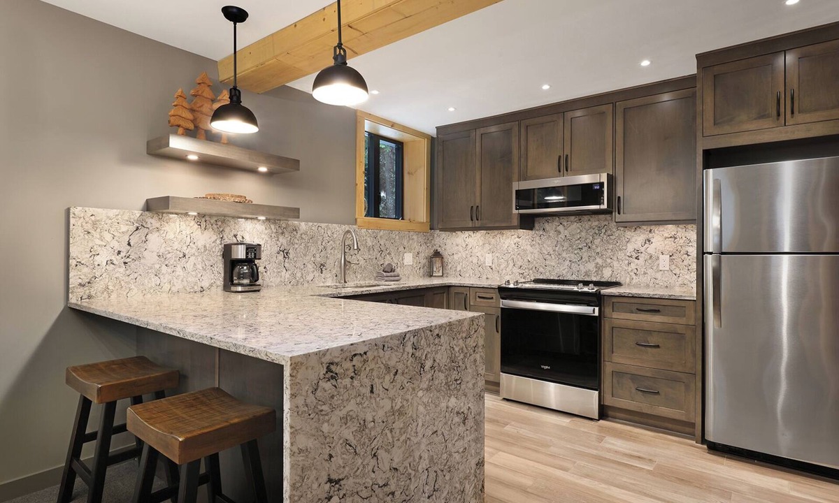 Courtenay Ski Chalet | Wintergreen Lodge - D - Hot tub!