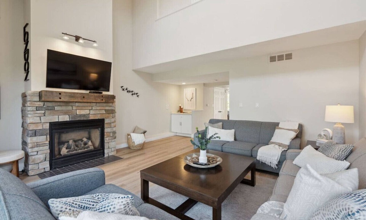 The Blue Mountains House | Wintergreen Spacious 2 Story Townhome Sauna 2‑Min Walk to Village