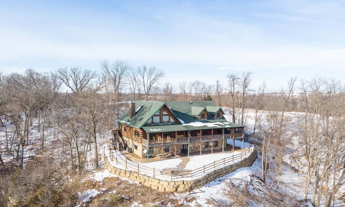 Cassville House | Wisconsin Luxury Log Mansion | Sleeps 15