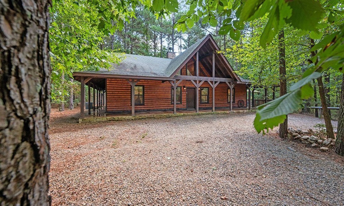 Broken Bow Cabin | Wisdom Creek is a one story, 3-bedroom cabin, 5 bed types, sleeps 8 people.