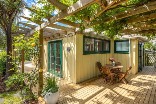 Oneroa House | Wisteria Cottage - A Hidden Oneroa Escape