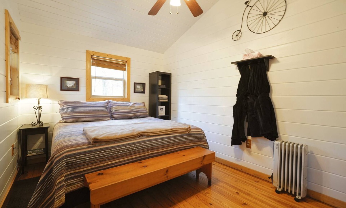 Ellijay Cabin | With a king sized bed BEAR'S LAIR gives comfort of home plus an outdoorsy vibe!