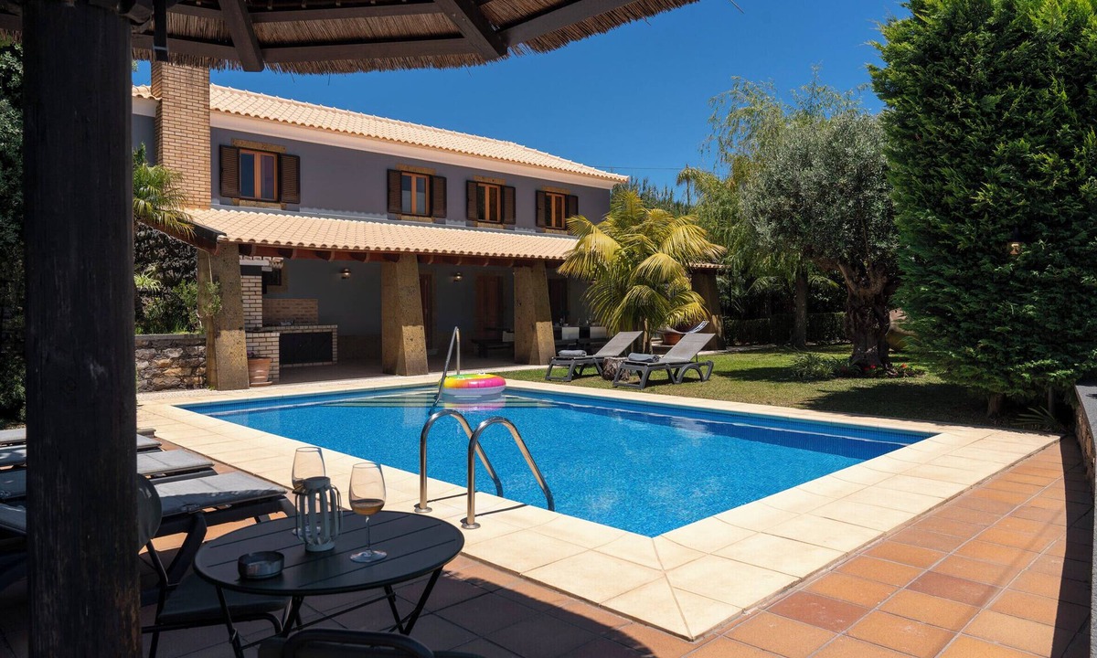Prazeres Villa | With pool, garden and barbecue - Vila Esperança