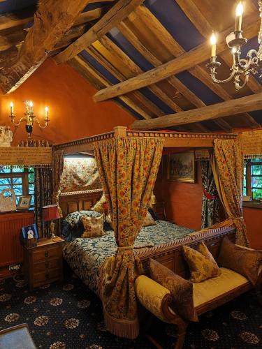 Alderley Edge House | Wizards Thatch Luxury Suites