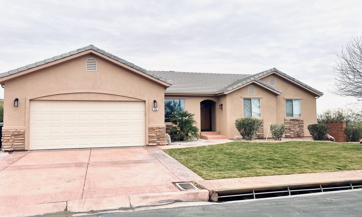 Mesquite House | Wolf Creek Escape Mesquite Vacation Rental: 5 Bedroom Home with Plenty of Space for Everyone and $510 in free daily activities